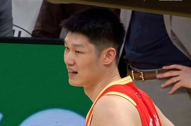 福建男篮在客场挑战上海队，备受瞩目